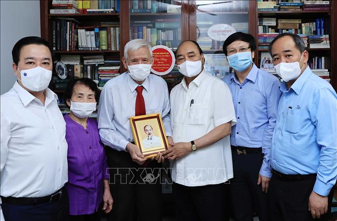 Chủ tịch nước Nguyễn Xuân Phúc thăm một số nhà báo, gia đình nhà báo lão thành nhân Ngày Báo chí Cách mạng Việt Nam