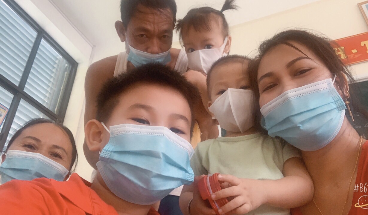 Kỷ niệm đáng nhớ của gia đình có 7 người cùng đi cách ly