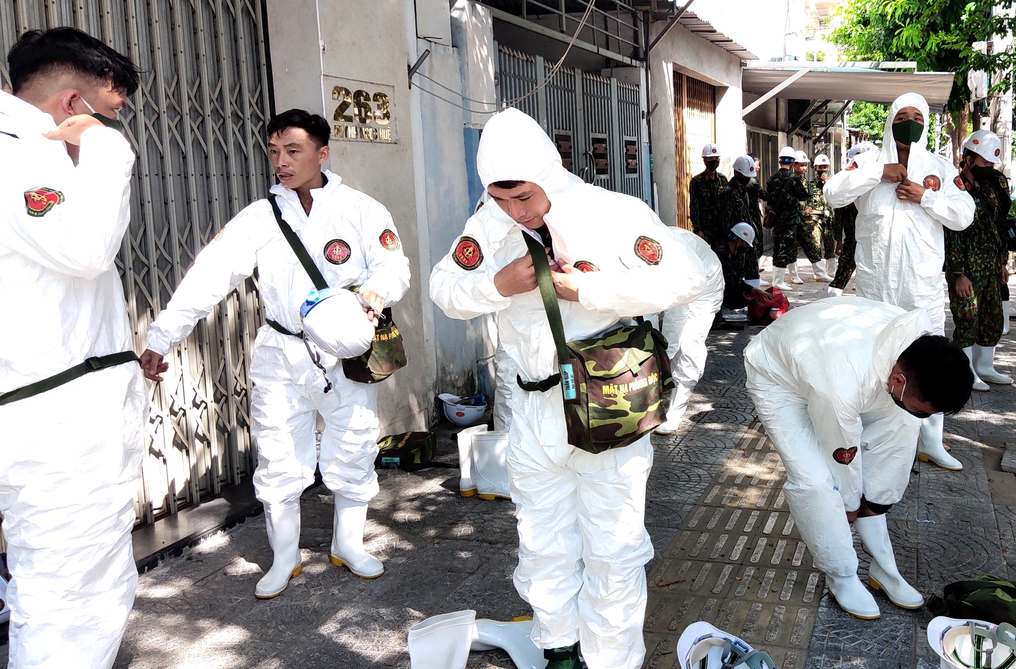 Bộ đội chuẩn bị trang phục chuyên dụng trước khi thực hiện nhiệm vụ.