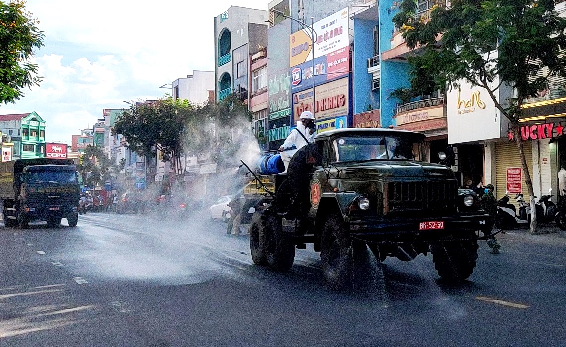 Bộ đội Hóa học phun khử khuẩn chặn 