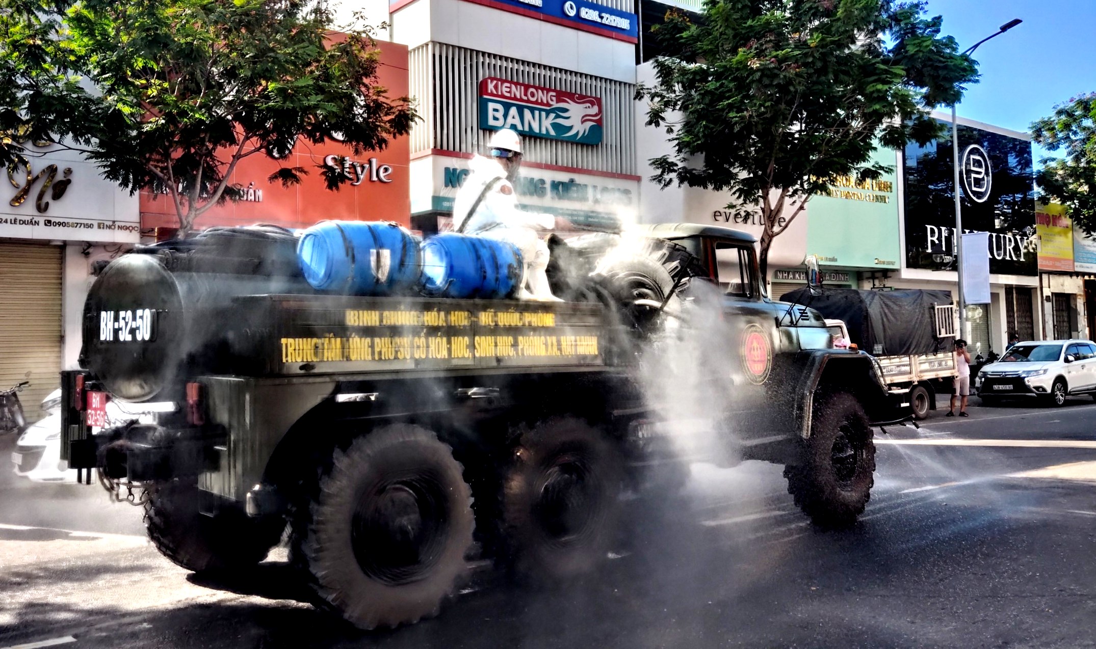 Xe tiêu tẩy chuyên dụng cỡ lớn ARS-14 phun khử khuẩn các trục đường lớn.