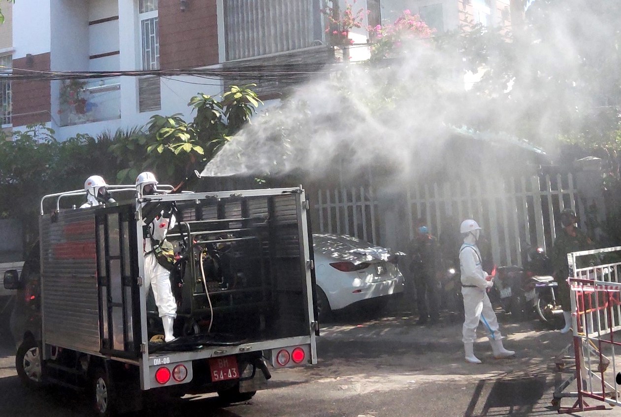 Xe chuyên dụng Sanijet phun khử khuẩn các trục đường nhỏ.