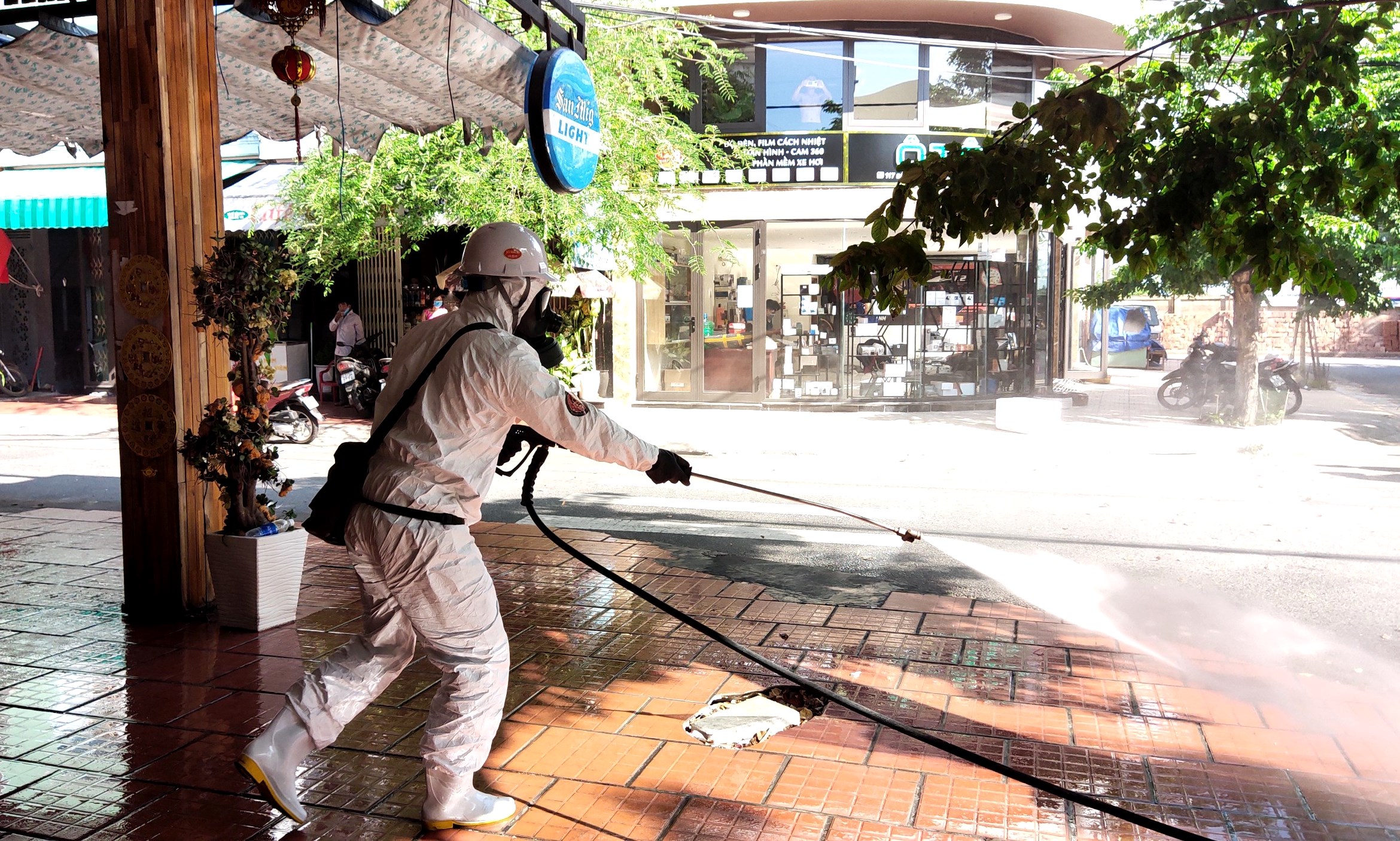 Phun khử khuẩn quán Bonpas Bakery & Coffee (số 143 Điện Biên Phủ, phường Chính Gián, quận Thanh Khê, TP Đà Nẵng) nơi có ca nhiễm Covid-19.
