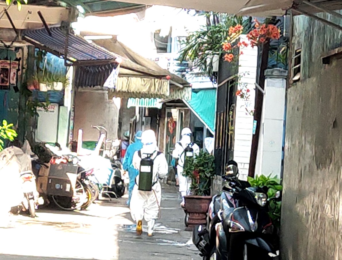 Trong điều kiện thời tiết nắng nóng gần 40 độ C, cán bộ, chiến sĩ vẫn miệt mài làm nhiệm vụ.