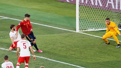 Những pha bóng đẹp trong trận đấu giữa Tây Ban Nha - Ba Lan