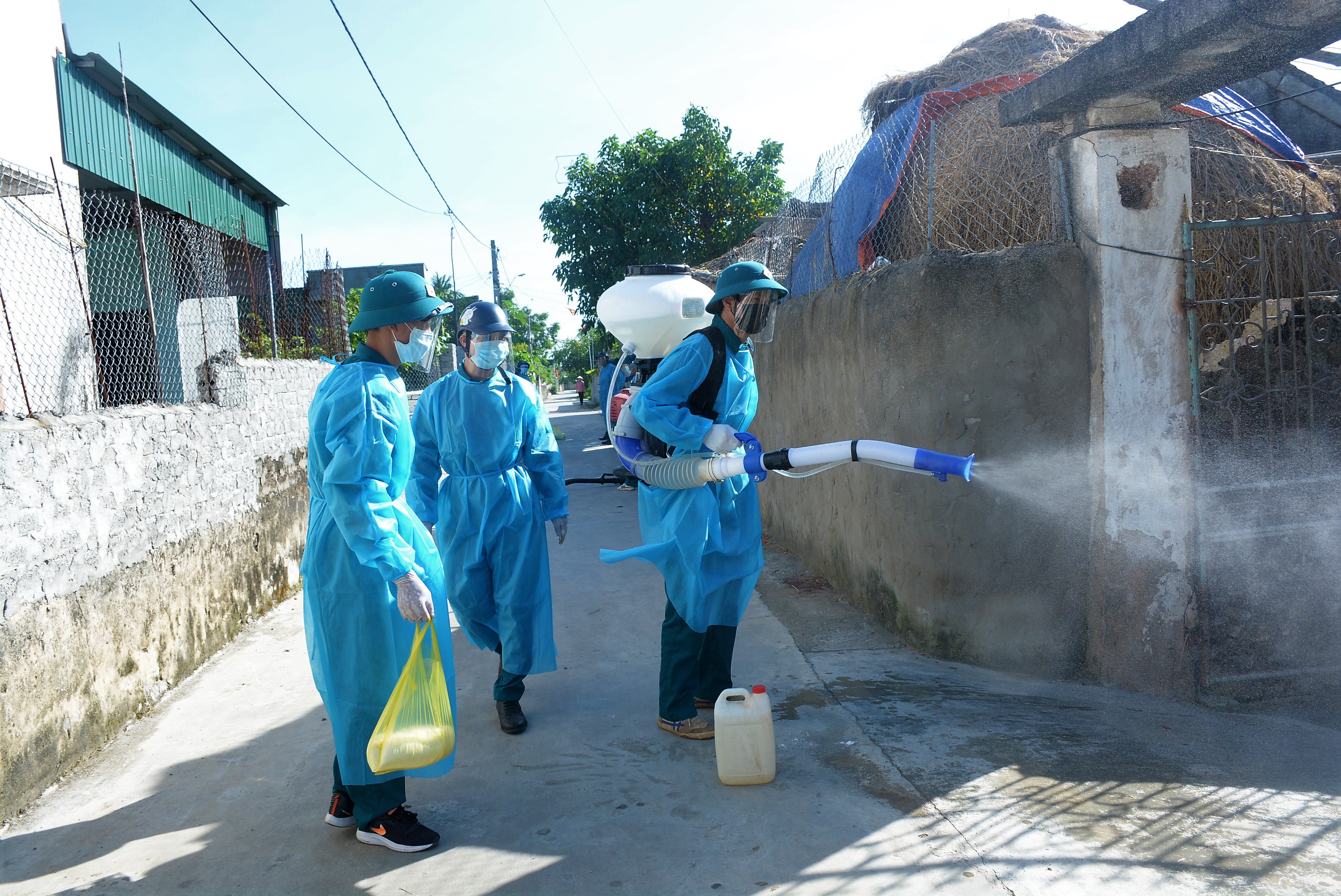 Tỉnh Nghệ An: Phun thuốc khử khuẩn toàn bộ thôn Vân Tập