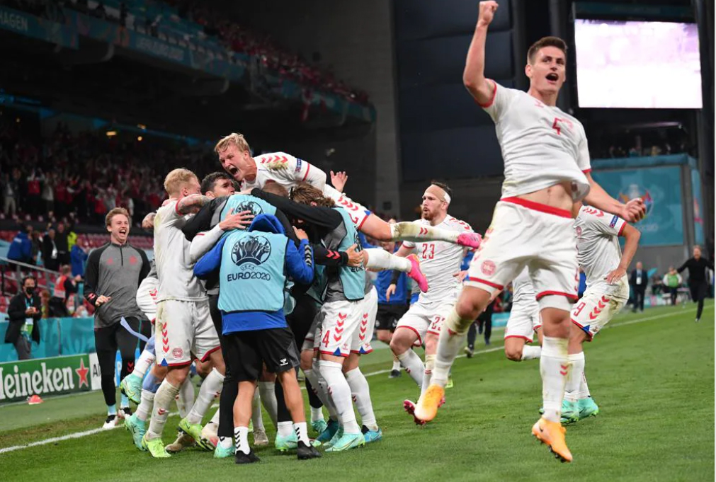 Thắng đậm Đội tuyển Nga, Đội tuyển Đan Mạch may mắn có vé vào vòng 1/8

