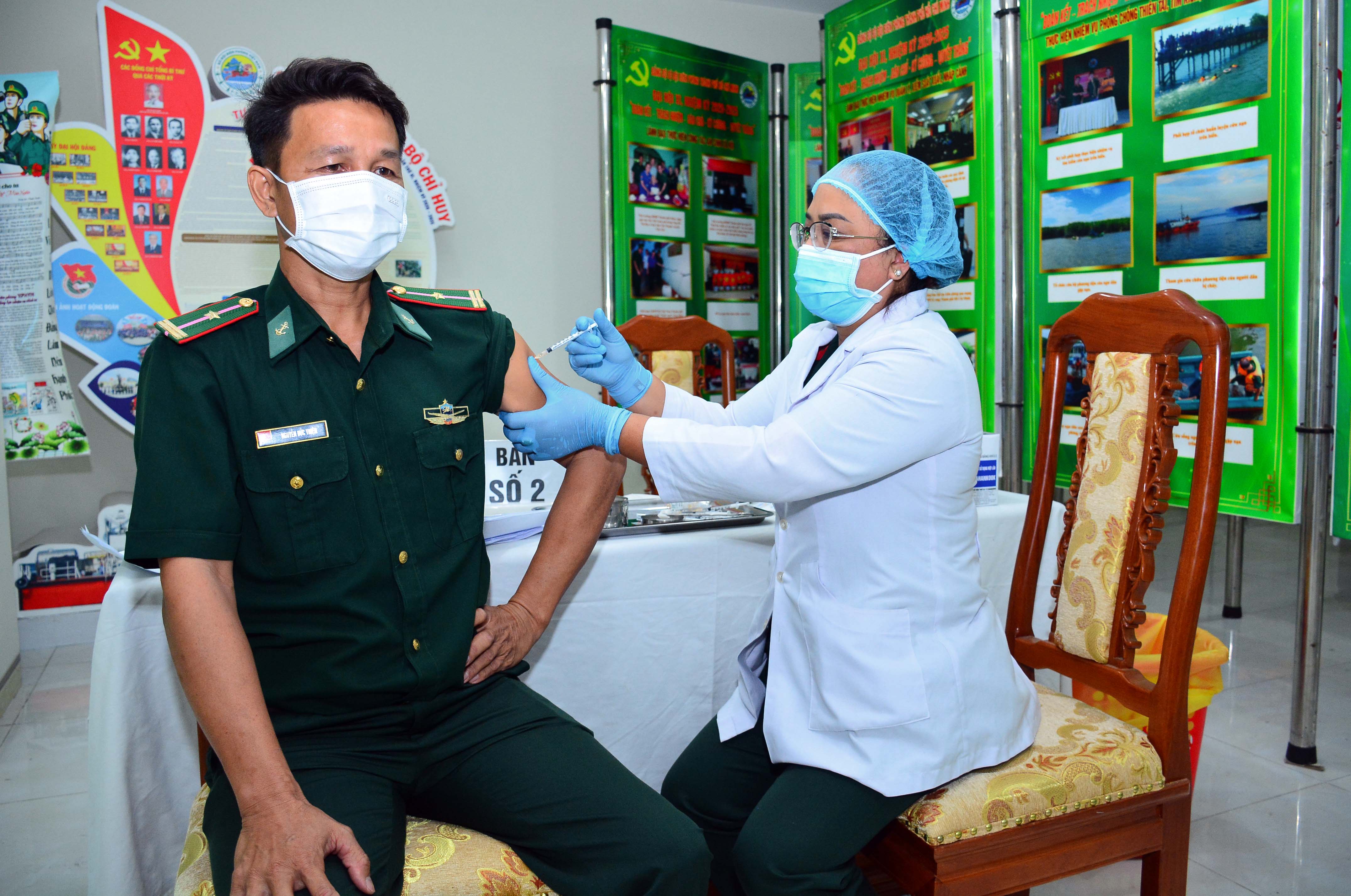 Viện Y học dự phòng Quân đội phía Nam tiêm vaccine phòng Covid-19 cho các đơn vị lực lượng vũ trang