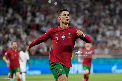 Ronaldo vươn lên dẫn đầu danh sách ghi bàn sau vòng bảng