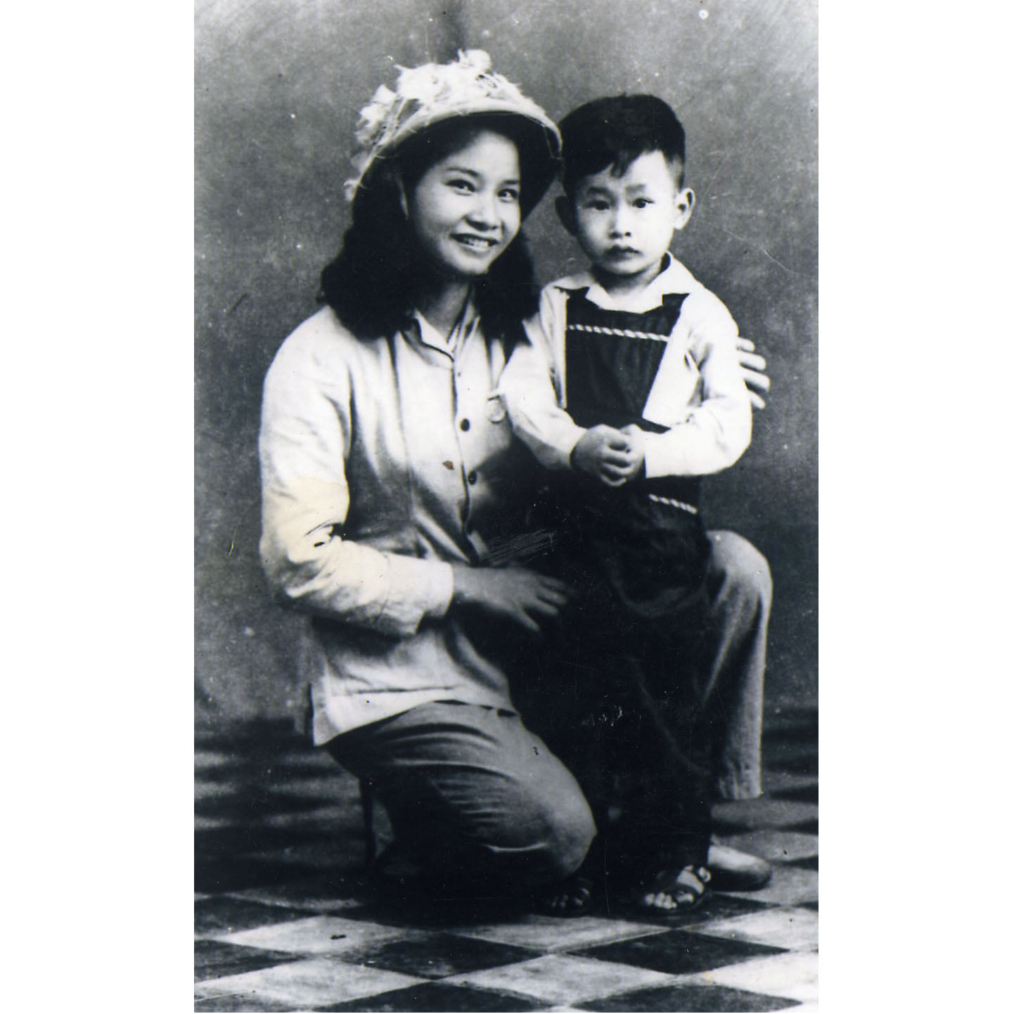 “Con ở lại với ông bà, mẹ đi chiến trường nhé!”