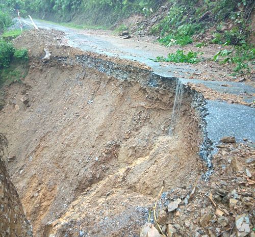 Mưa lớn gây ngập úng, sạt lở nhiều tuyến đường ở Lai Châu