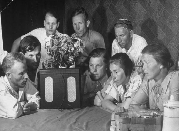 Vì sao Liên Xô cấm người dân sử dụng đài phát thanh thời gian đầu chiến tranh?