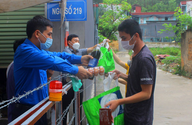 Trao 240.000 “bữa cơm” tặng những người bị ảnh hưởng bởi dịch Covid-19

