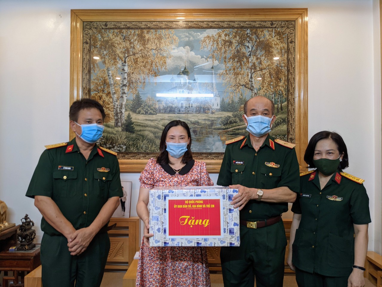 Thăm, tặng quà gia đình quân nhân có hoàn cảnh đặc biệt khó khăn