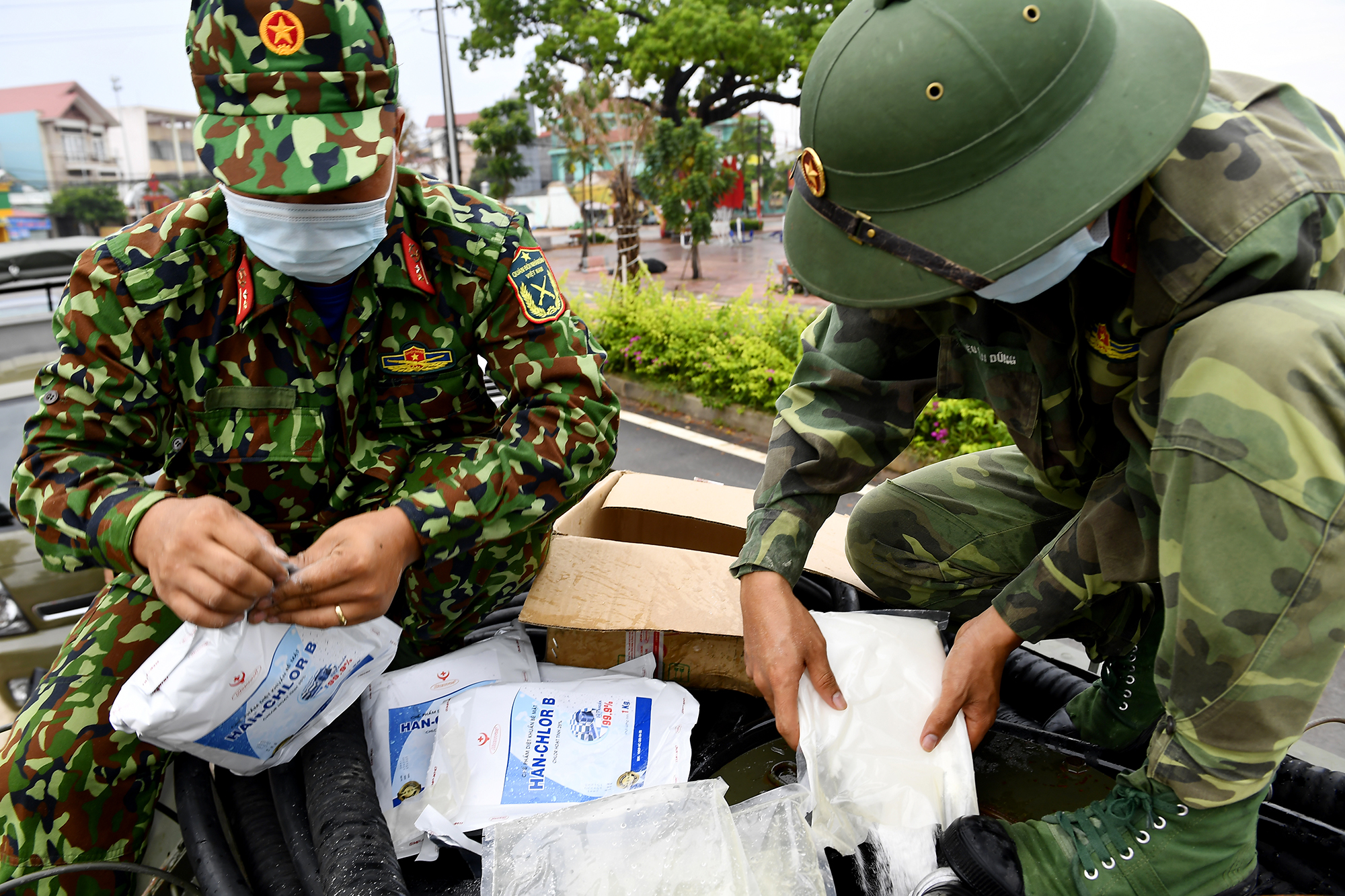 Chiến sĩ Tiểu đoàn 23 hòa hóa chất khử khuẩn chuẩn bị thực hiện nhiệm vụ.