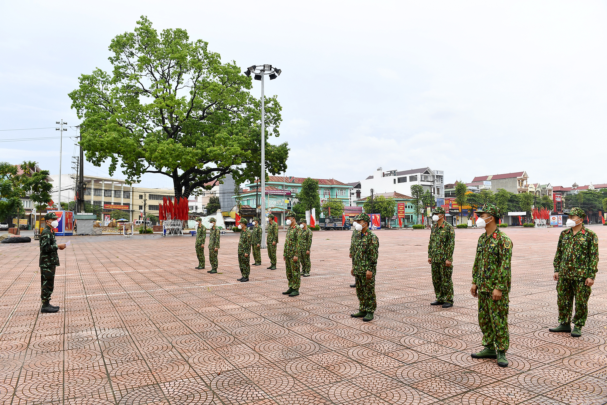Thiếu tá Lê Chí Linh, Tiểu đoàn trưởng giao nhiệm vụ cho các kíp xe.