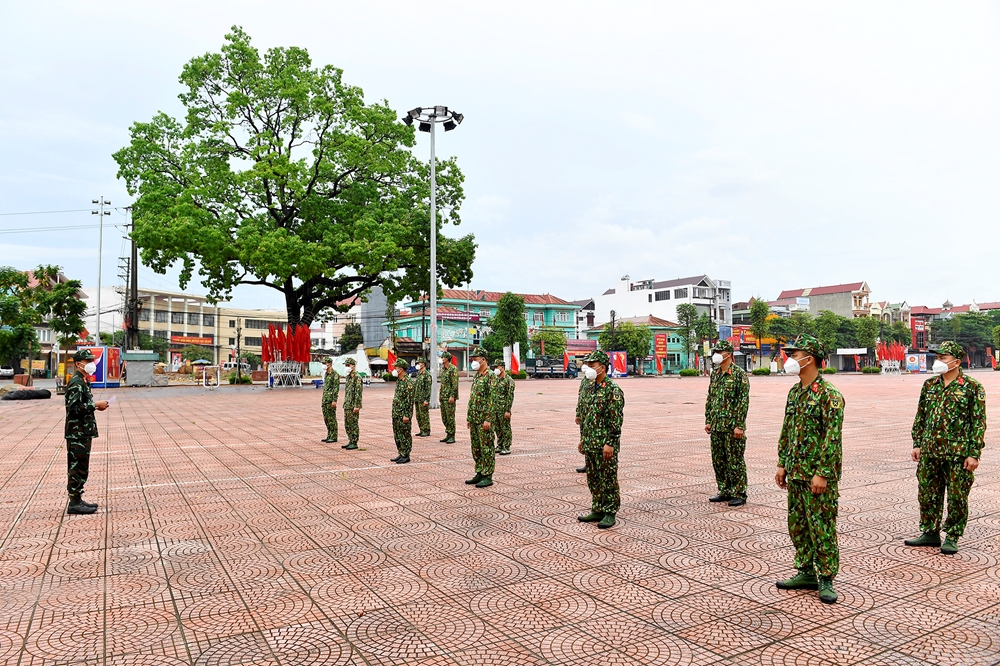 Thiếu tá Lê Chí Linh, Tiểu đoàn trưởng giao nhiệm vụ cho các kíp xe.