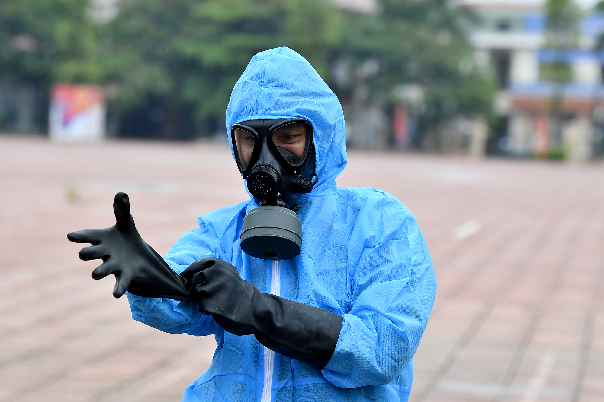 Mang mặc trang bị bảo hộ trước khi thực hiện nhiệm vụ.