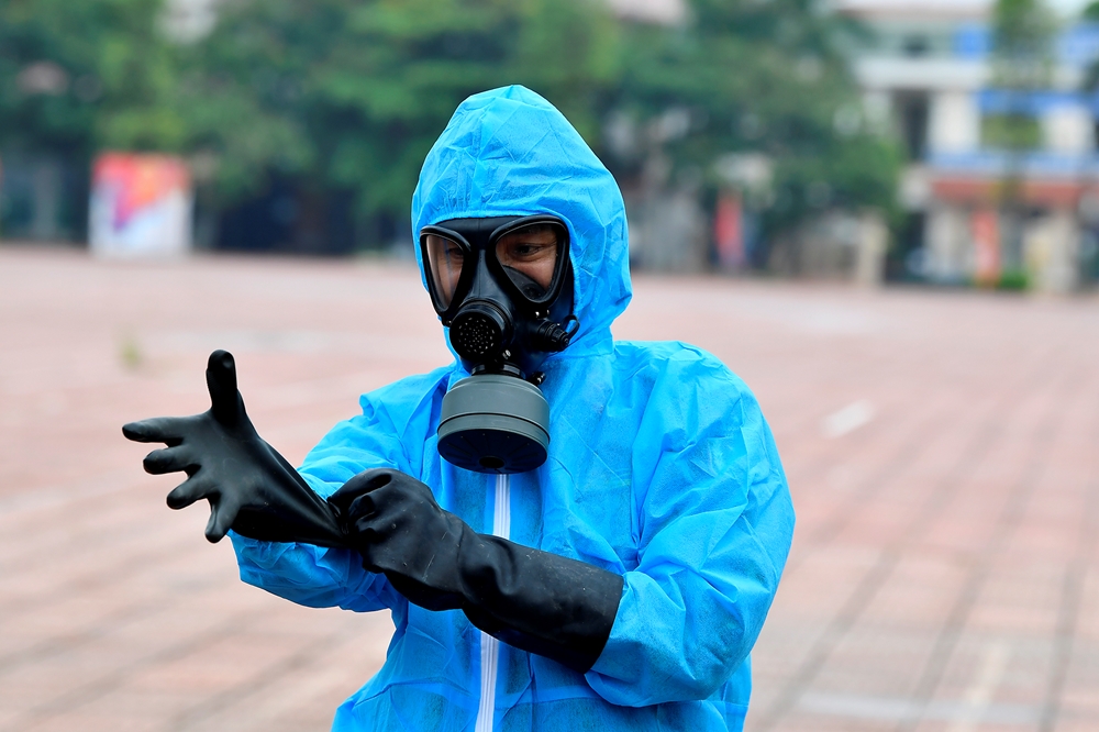 Mang mặc trang bị bảo hộ trước khi thực hiện nhiệm vụ.