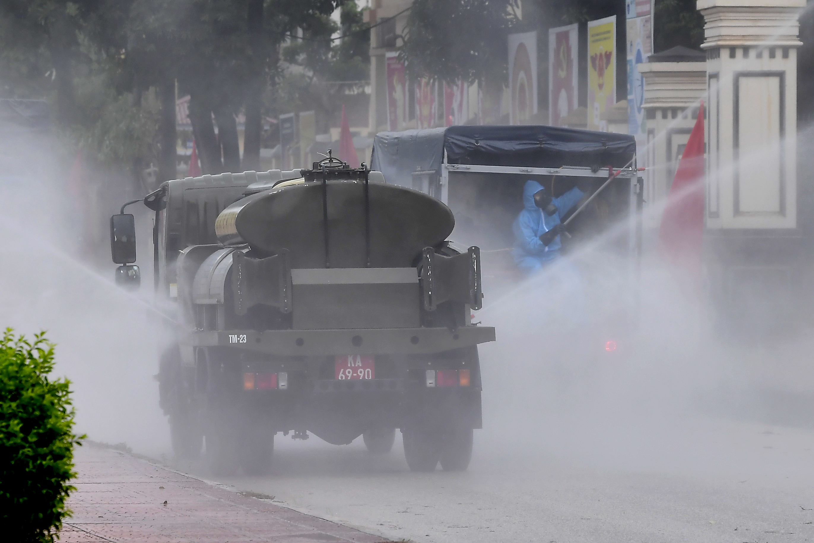 Bắt đầu phun khử khuẩn tại khu vực thị trấn Chũ.