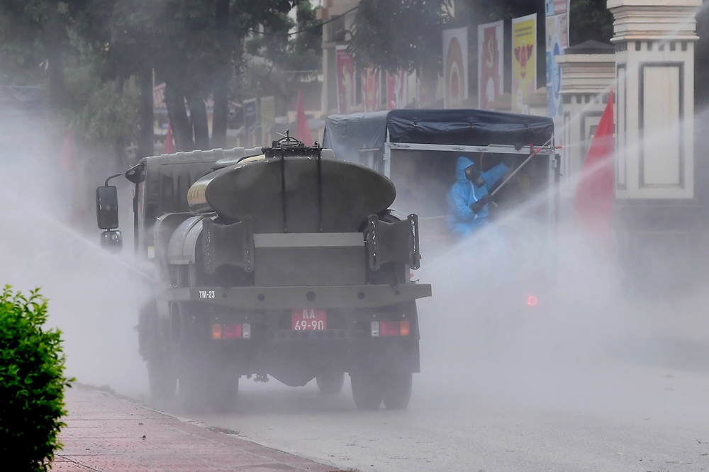 Bắt đầu phun khử khuẩn tại khu vực thị trấn Chũ.