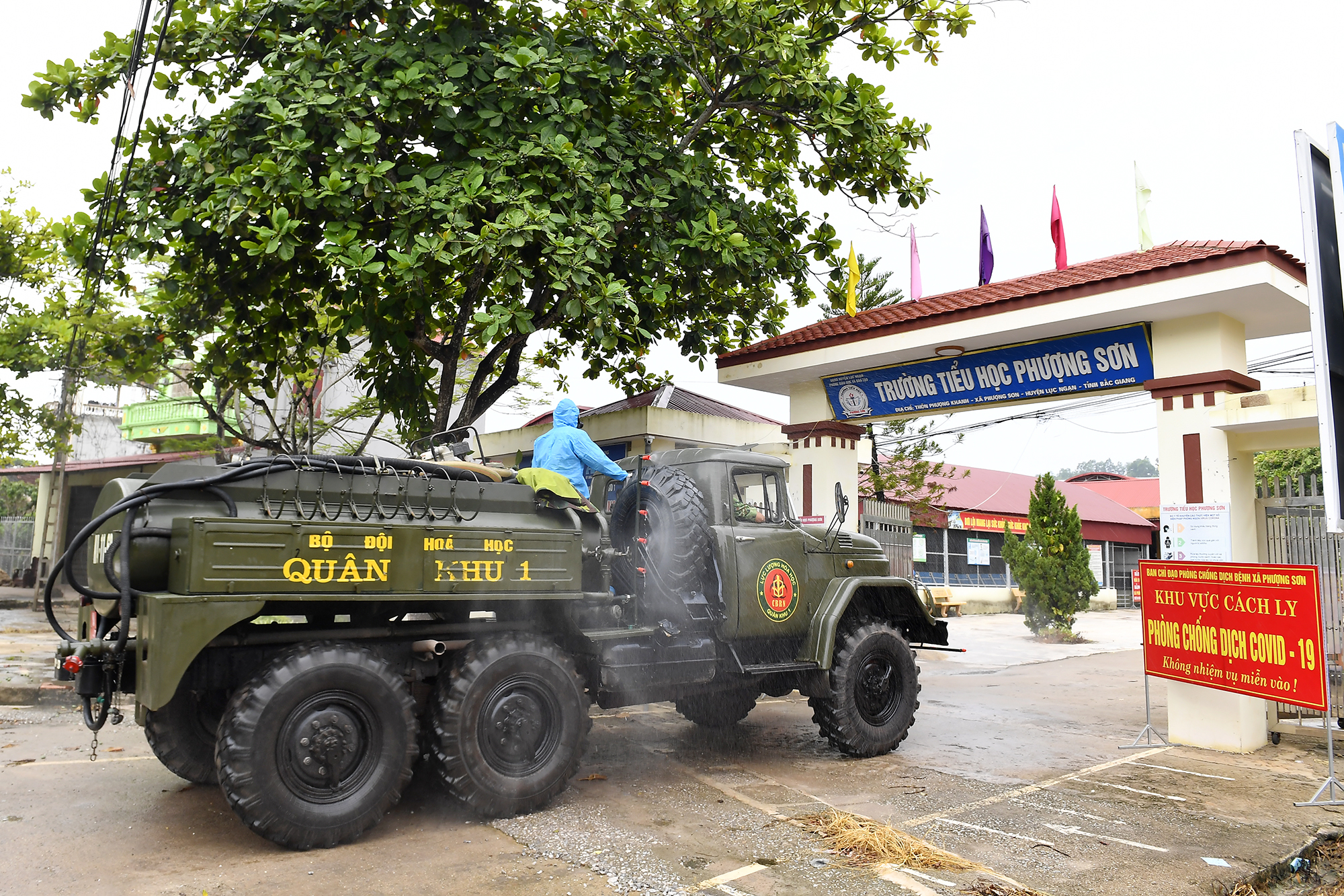 Tiến vào khử khuẩn tại khu vực cách ly.