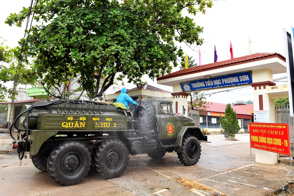 Tiến vào khử khuẩn tại khu vực cách ly.