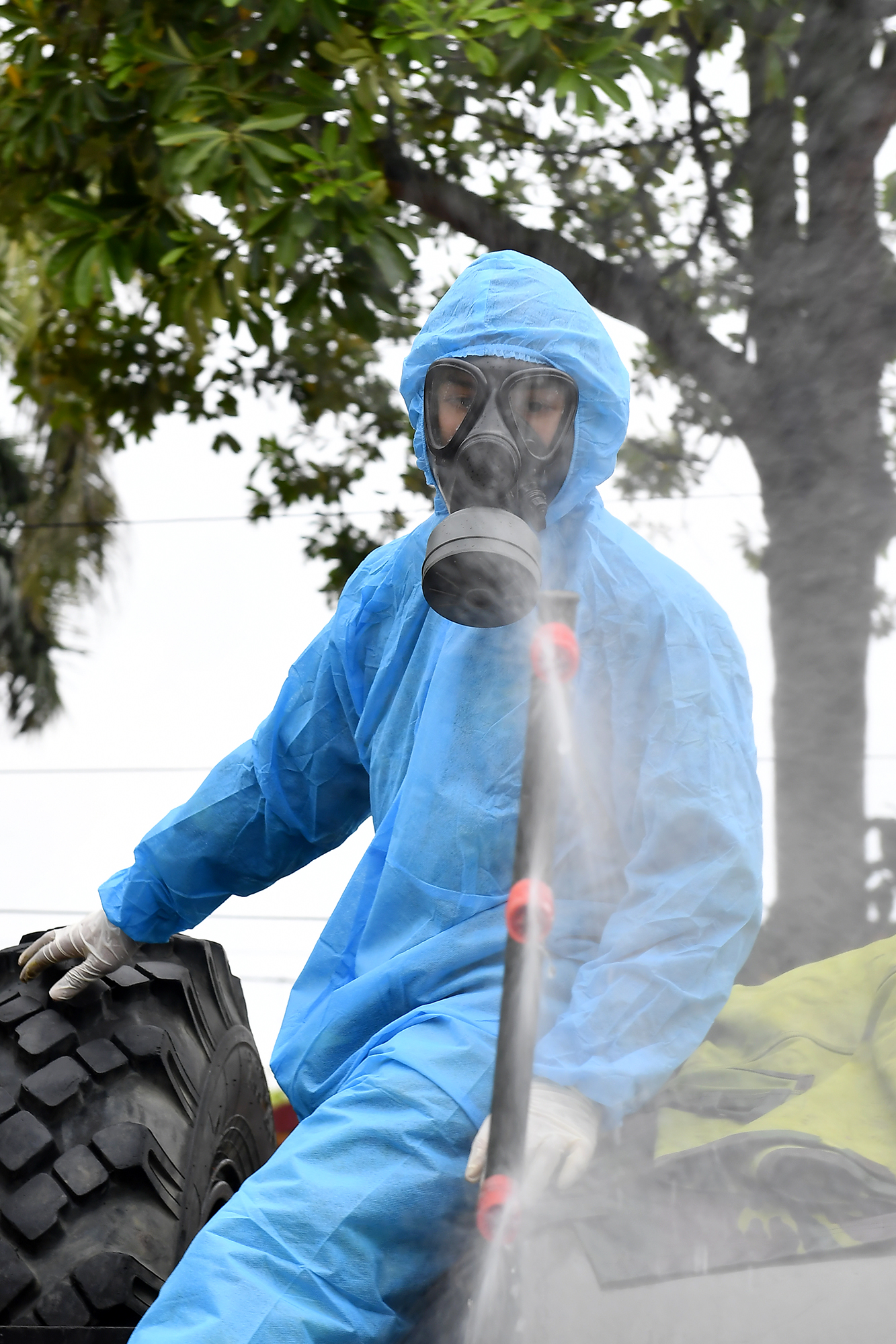 Các đồng chí trực tiếp thực hiện nhiệm vụ ngoài xe đều sử dụng mặt nạ phòng hóa và trang phục bảo hộ.