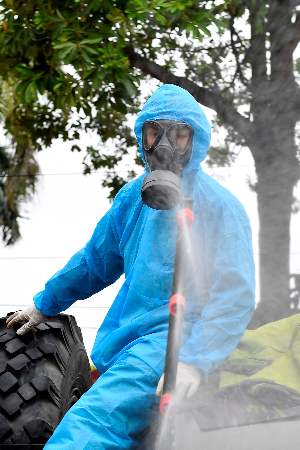 Các đồng chí trực tiếp thực hiện nhiệm vụ ngoài xe đều sử dụng mặt nạ phòng hóa và trang phục bảo hộ.