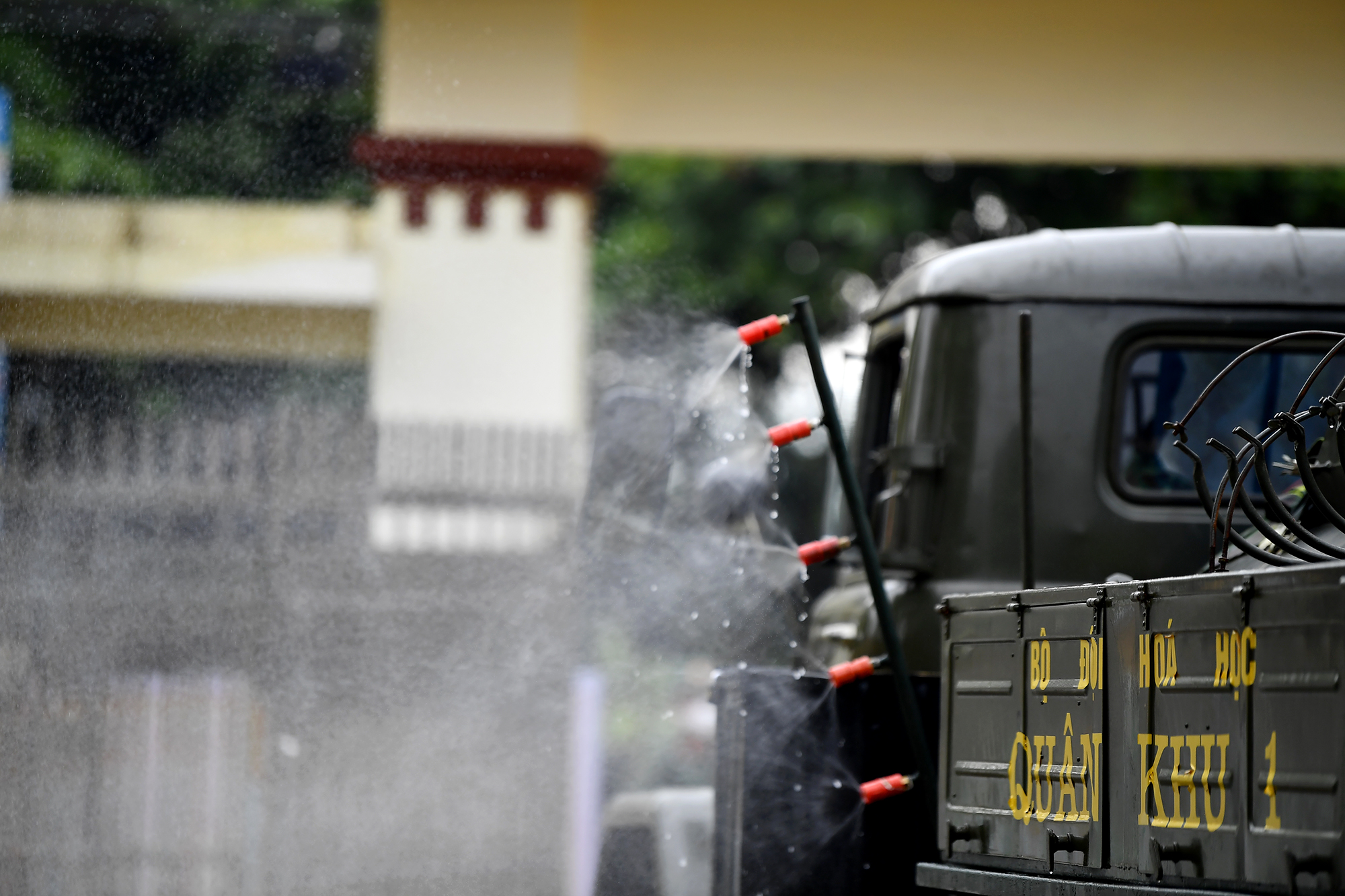 Đây là lần thứ 2 lực lượng hóa học của Quân khu 1 tăng cường về phun khử khuẩn cho huyện Lục Ngạn.