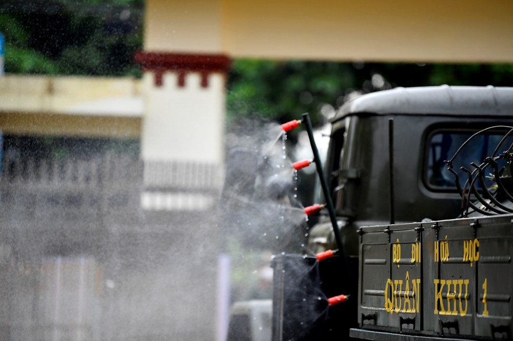 Đây là lần thứ 2 lực lượng hóa học của Quân khu 1 tăng cường về phun khử khuẩn cho huyện Lục Ngạn.