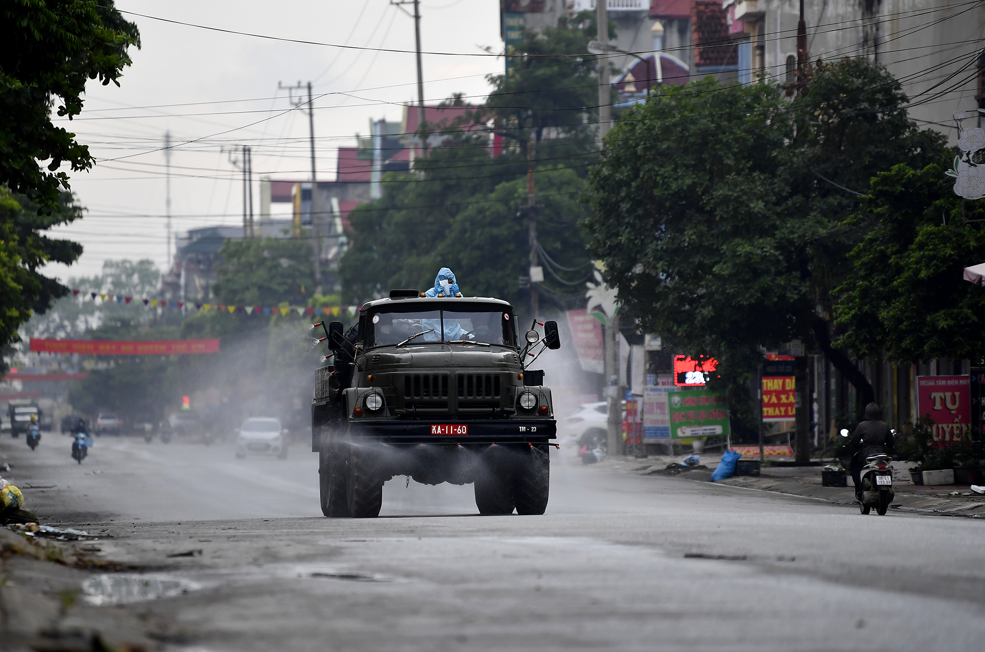 Trên đường cơ động tới các khu cách ly, các xe cũng vẫn phun dọc các trục đường Quốc lộ 31, Tỉnh lộ 273, 279,290.