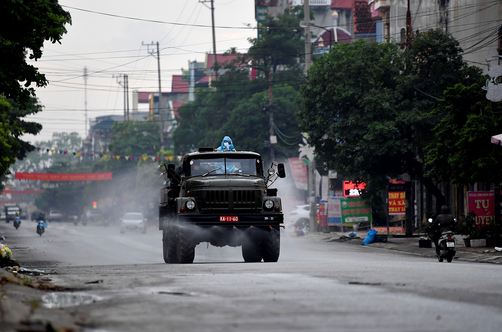 Trên đường cơ động tới các khu cách ly, các xe cũng vẫn phun dọc các trục đường Quốc lộ 31, Tỉnh lộ 273, 279,290.