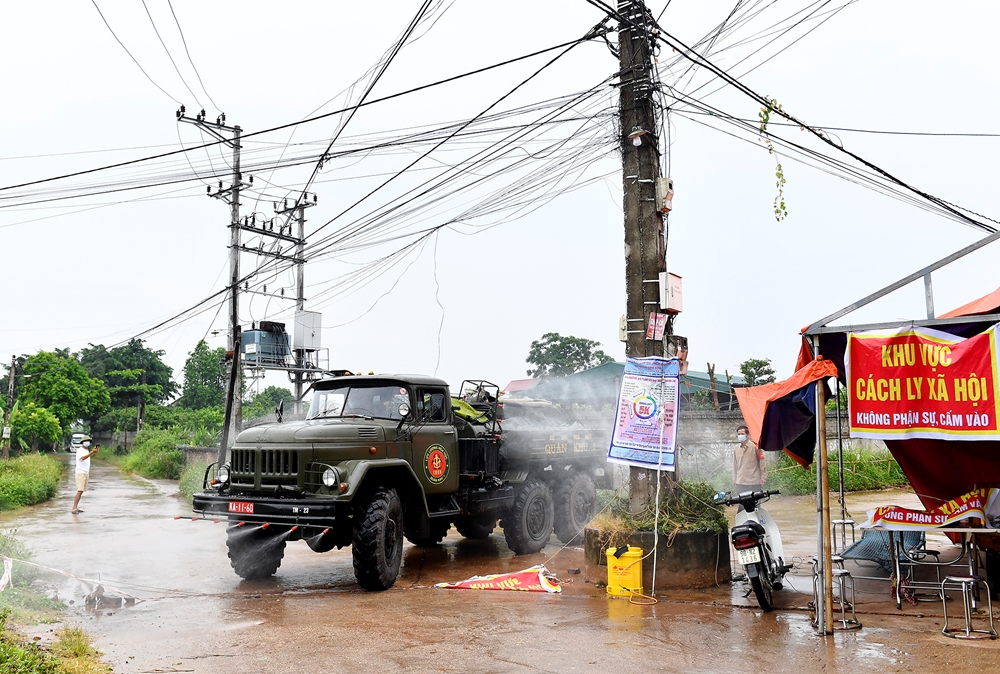 Cơ động vào các khu dân cư đang thực hiện giãn cách xã hội theo Chỉ thị số 16/CT-TTg. Trong ảnh: Xe phun tiến vào khu dân cư trên đường Phạm Ngũ Lão (thị trấn Chũ).