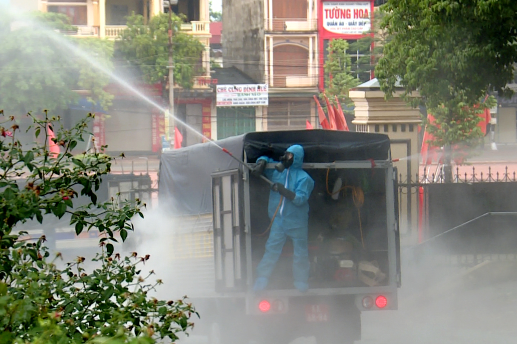 Các xe phun nhỏ được sử dụng để tiếp cận các khu vực sâu trong thôn, xóm.