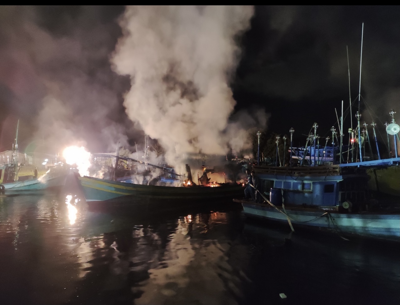 Cán bộ, chiến sĩ Vùng 5 Hải quân tham gia chữa cháy tàu cá