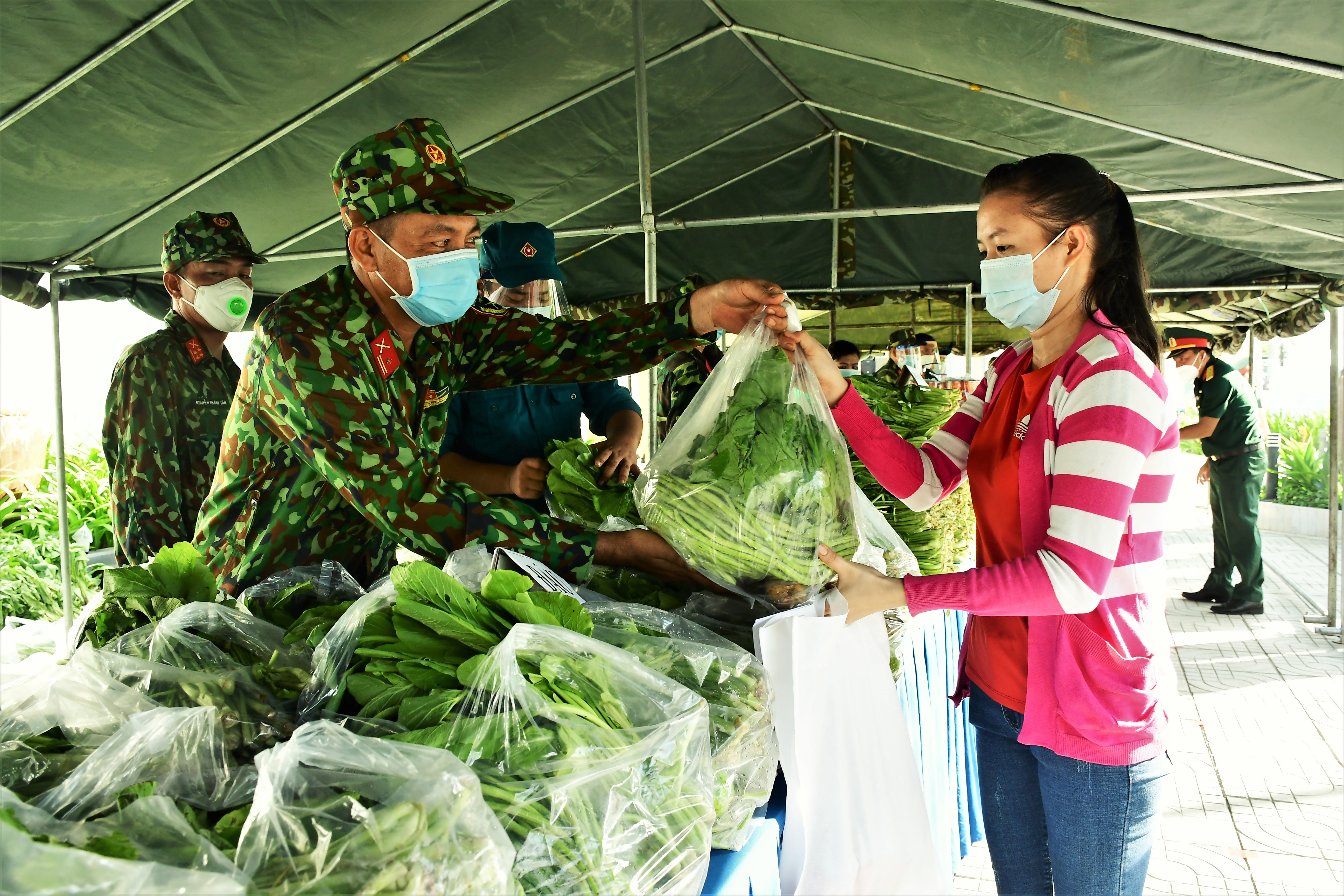 Bộ tư lệnh Quân khu 7 giúp nhân dân phòng, chống dịch Covid-19
