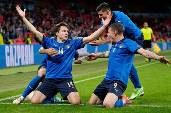 Những pha bóng đẹp trận Italia - Áo