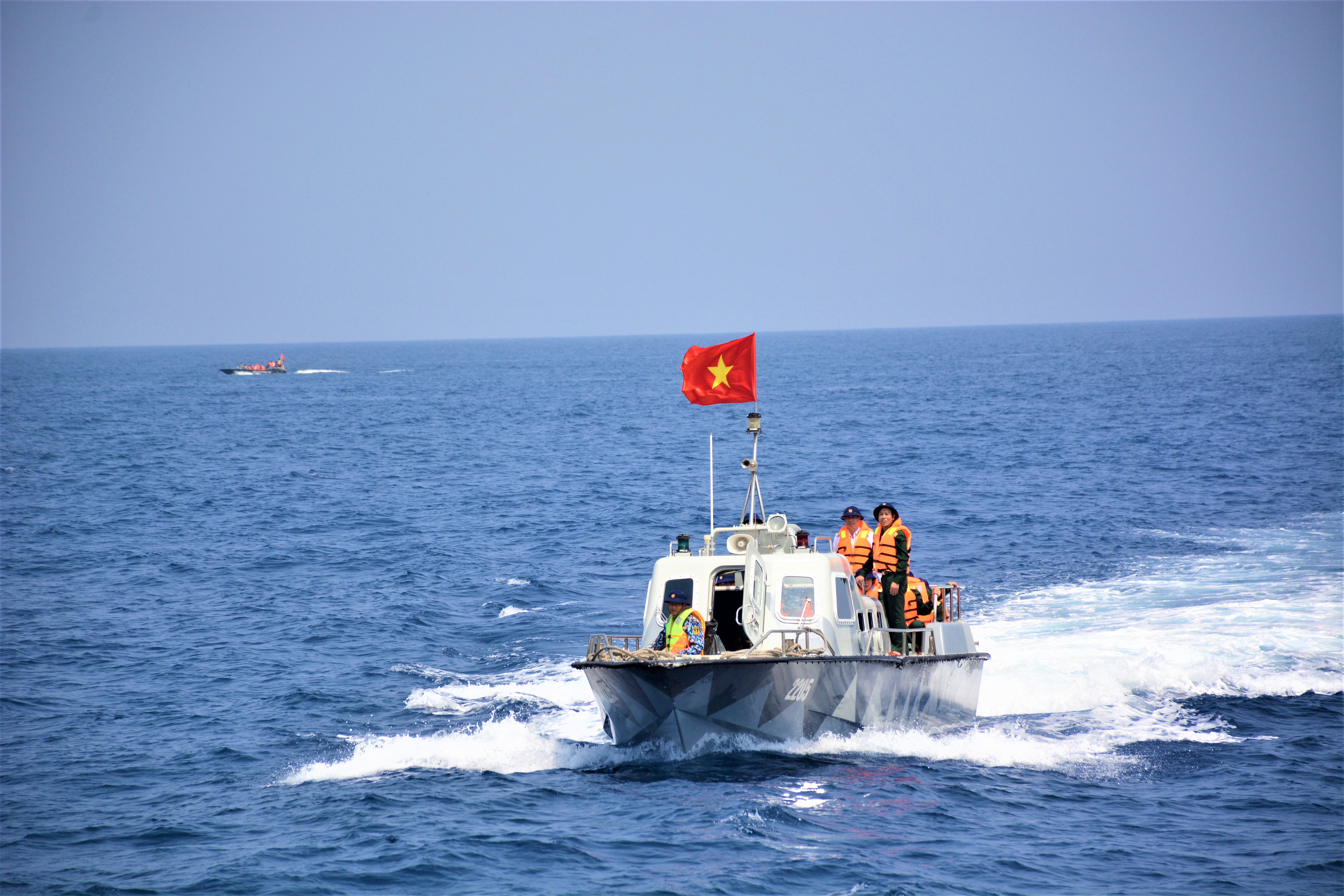  Bài 1: Vai kề vai vượt qua gian khó