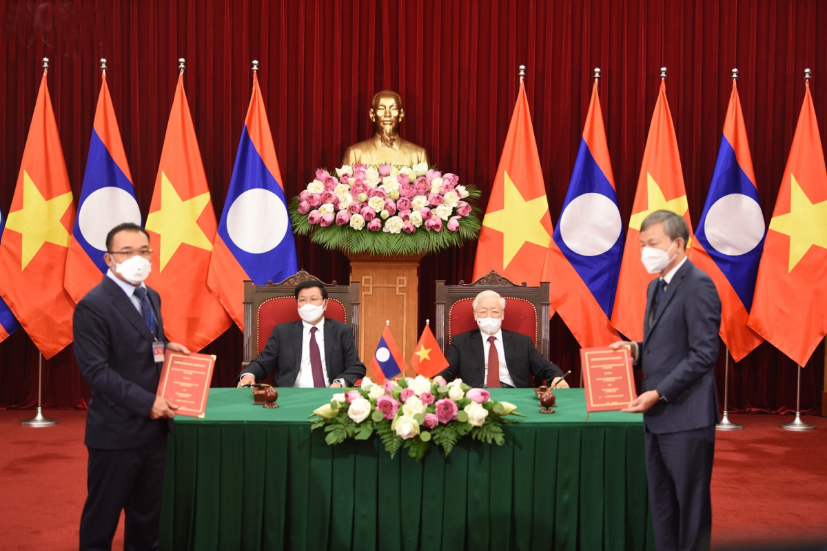 Tổng Bí thư Nguyễn Phú Trọng và Tổng Bí thư, Chủ tịch nước Lào chứng kiến Lễ ký kết văn kiện hợp tác giữa Việt Nam-Lào