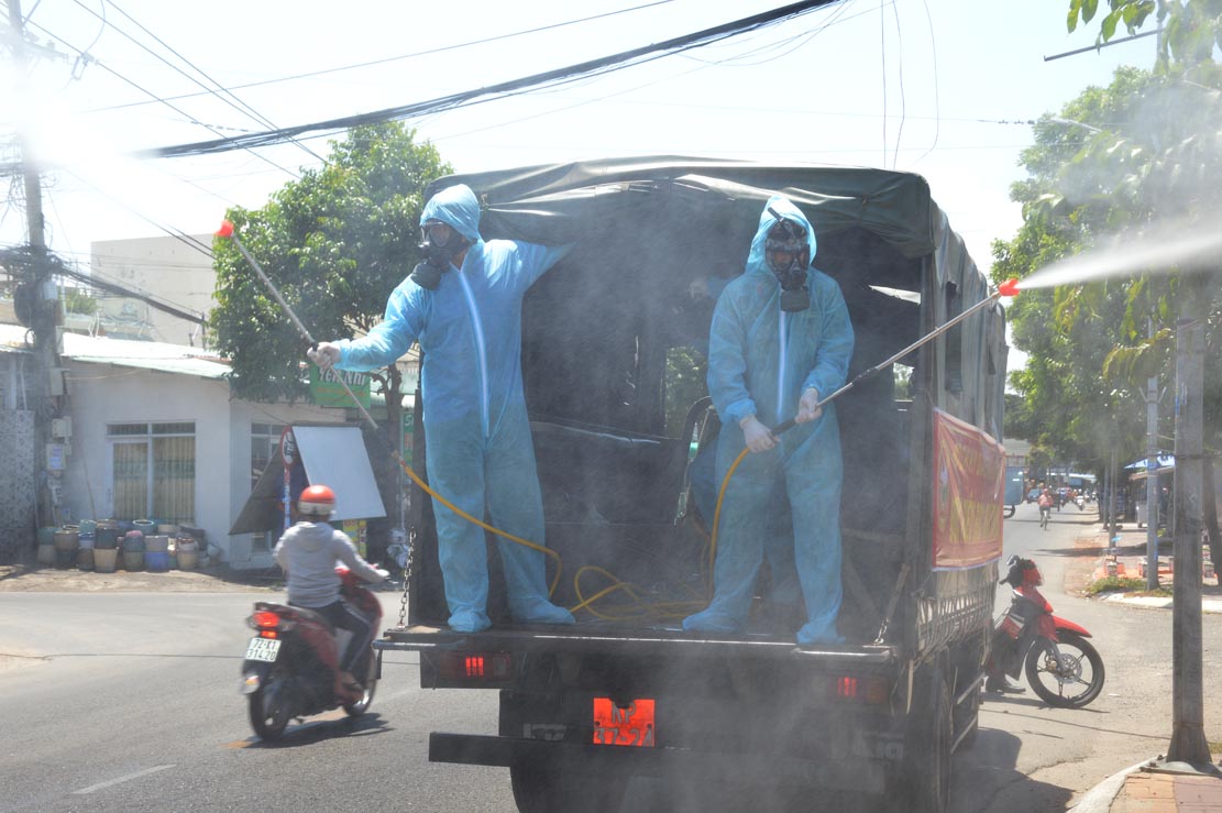 Bộ CHQS tỉnh Bà Rịa-Vũng Tàu phun thuốc khử khuẩn khu vực có dịch Covid-19