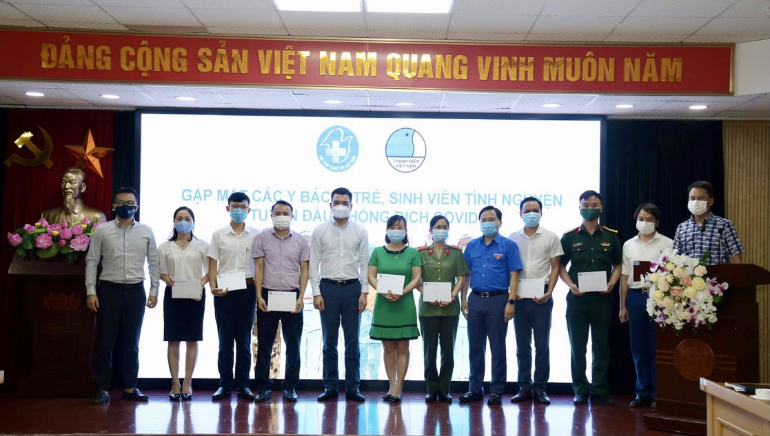 Hỗ trợ một tỷ đồng tặng cán bộ y tế tuyến đầu có hoàn cảnh khó khăn