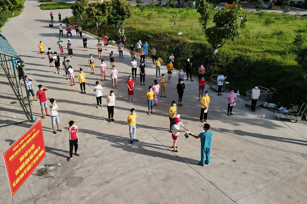 Bác sĩ Bệnh viện dã chiến truyền nhiễm số 2, Bộ Quốc phòng trao giấy ra viện cho bệnh nhân. Kể từ khi thành lập (19-5-2021), bệnh viện đã thu dung điều trị 470 bệnh nhân nhiễm SARS-CoV-2, đến nay đã có 356 bệnh nhân khỏi bệnh được cho ra viện trở về địa phương.