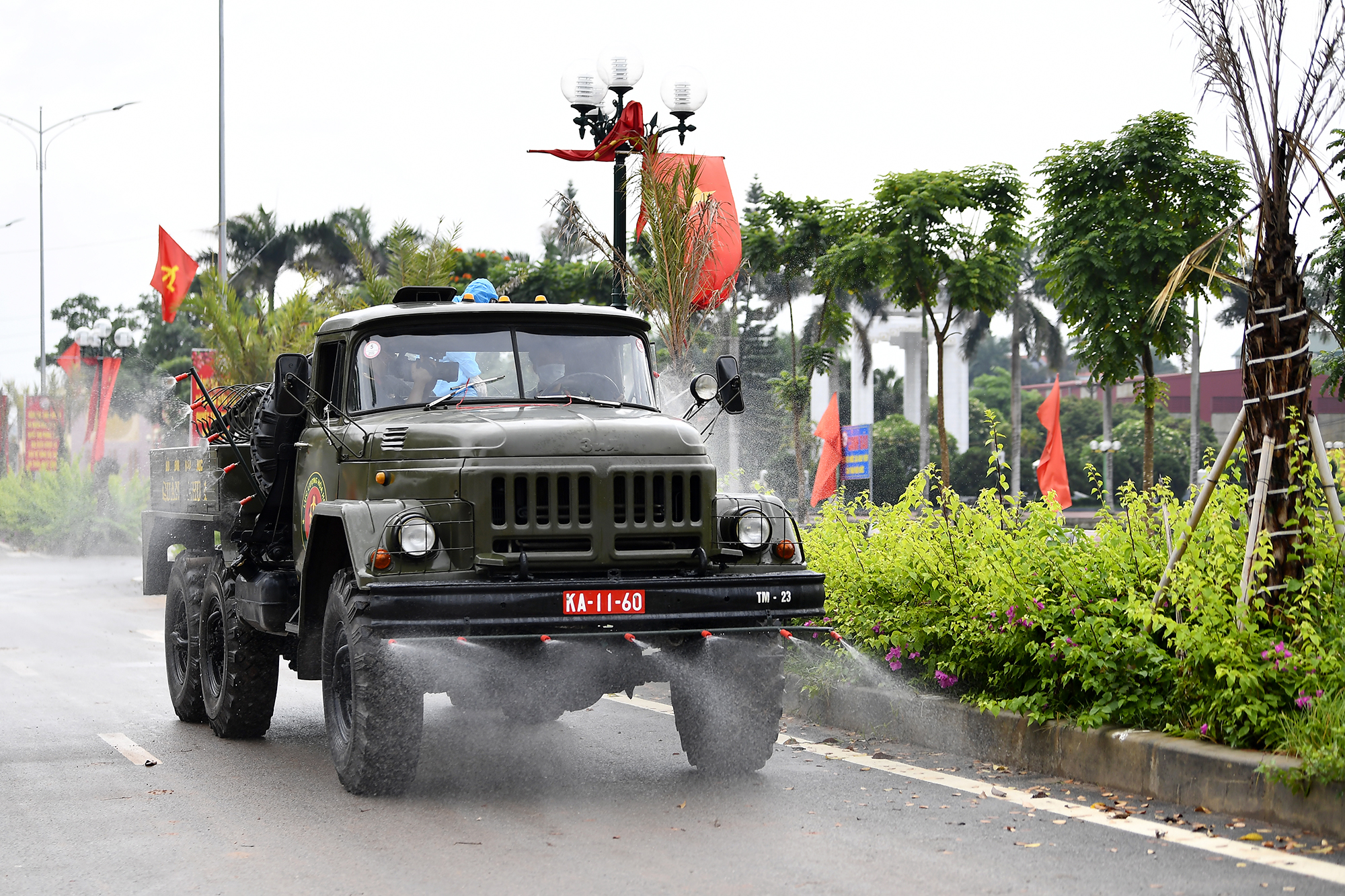 Xe đặc chủng của Tiểu đoàn Phòng hóa 23 (Bộ Tham mưu, Quân khu 1) phun khử khuẩn tại thị trấn Chũ (huyện Lục Ngạn, tỉnh Bắc Giang) khi một ổ dịch mới bùng phát tại đây.