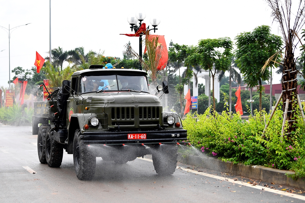 Xe đặc chủng của Tiểu đoàn Phòng hóa 23 (Bộ Tham mưu, Quân khu 1) phun khử khuẩn tại thị trấn Chũ (huyện Lục Ngạn, tỉnh Bắc Giang) khi một ổ dịch mới bùng phát tại đây.