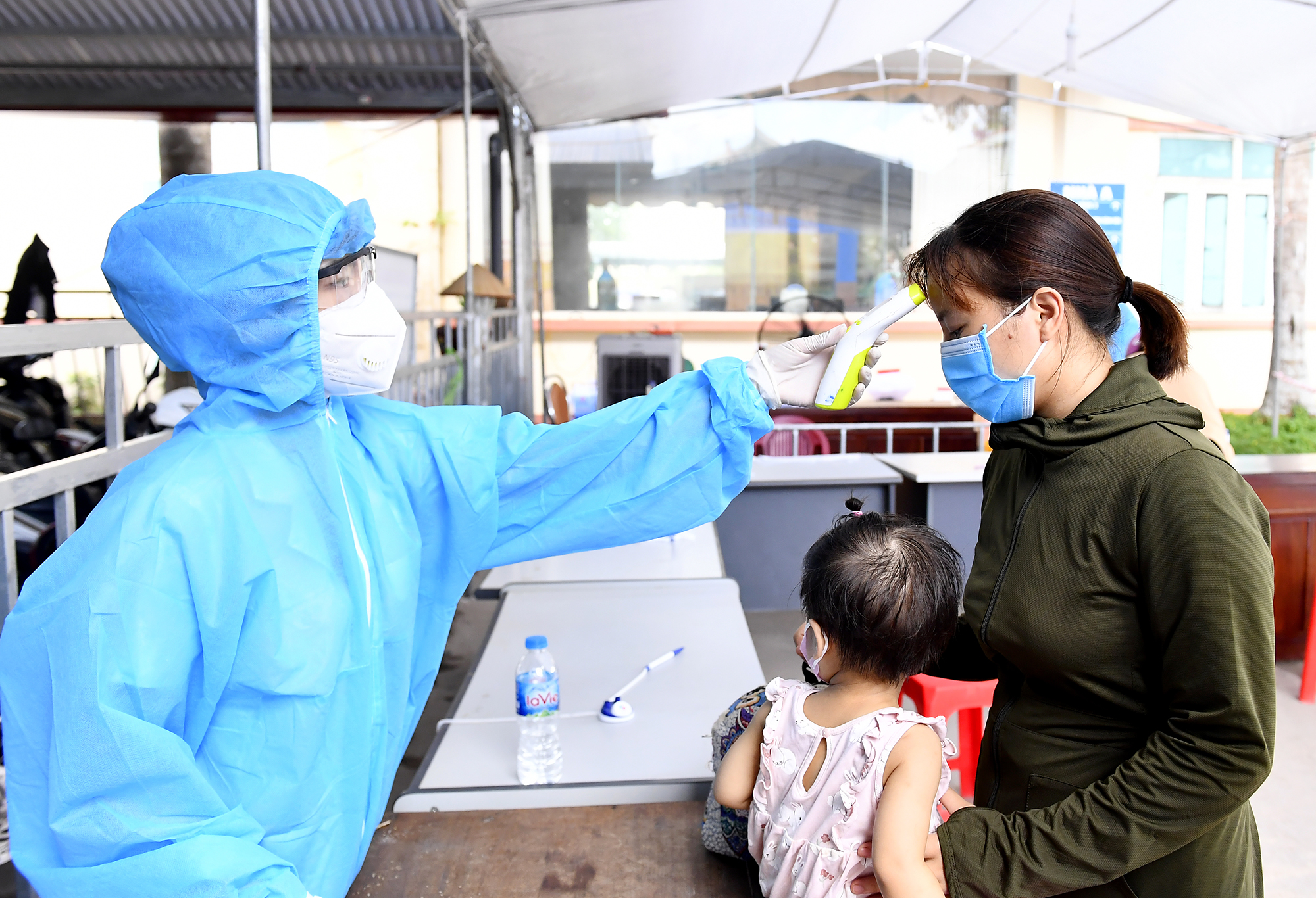 Đo thân nhiệt, bước đầu sàng lọc người đến khám tại các trung tâm y tế.