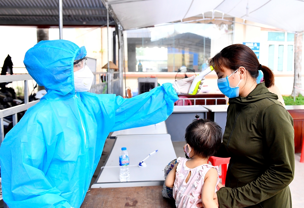 Đo thân nhiệt, bước đầu sàng lọc người đến khám tại các trung tâm y tế.