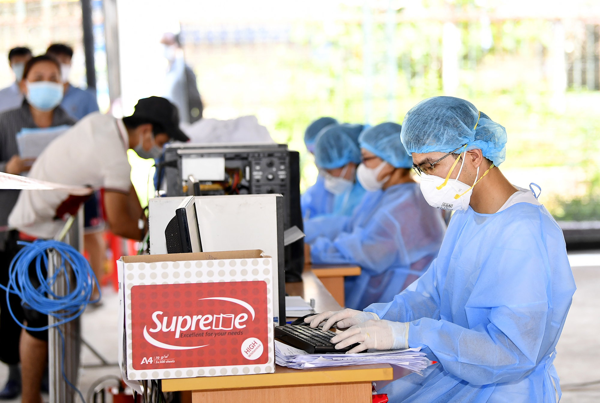 Nhân viên y tế tiến hành các thủ tục đăng ký xét nghiệm nhanh và phân loại mức độ, nguy cơ lây nhiễm virus SARS-CoV-2.