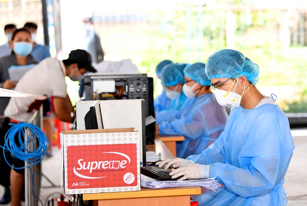 Nhân viên y tế tiến hành các thủ tục đăng ký xét nghiệm nhanh và phân loại mức độ, nguy cơ lây nhiễm virus SARS-CoV-2.