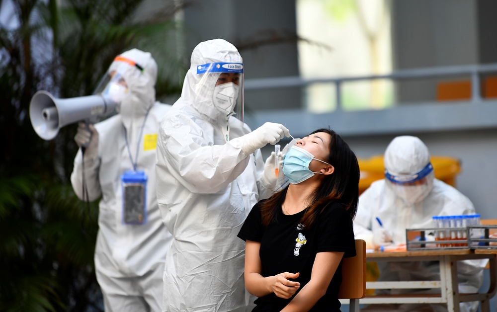 Các bác sĩ của đoàn cán bộ y tế tỉnh Quảng Ninh tăng cường giúp Bắc Giang chống dịch lấy mẫu xét nghiệm định kỳ cho công dân diện F1 đang cách ly tập trung.